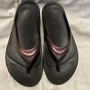 OOFOS Black and Metallic Purple Flip Flops